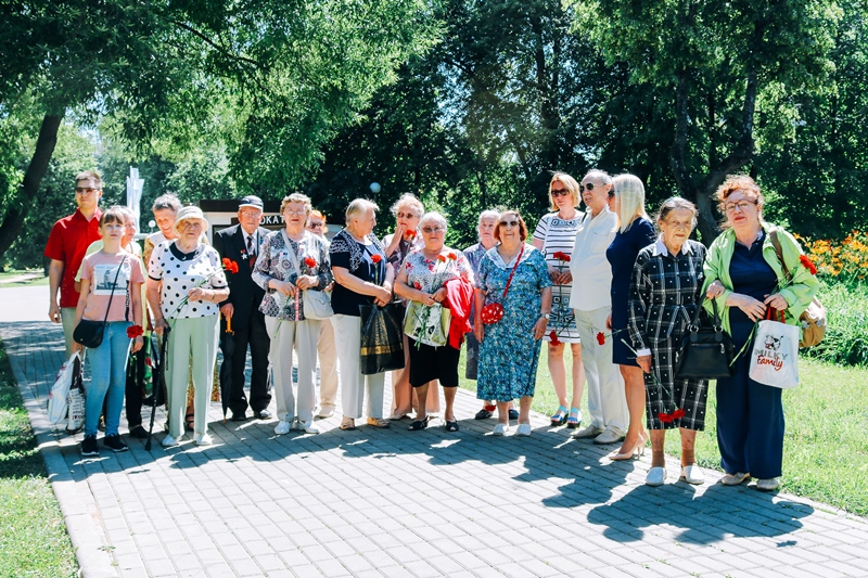 Возложение цветов в День памяти и скорби