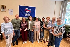 Екатерина Раззакова встретилась с «Боевыми шелкопрядами» в Обручевском районе