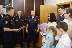 В День любви, семьи и верности в столичной Росгвардии поздравили многодетную семью