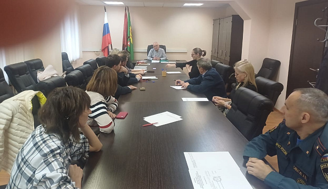 Заседание комиссии по делам несовершеннолетних и защите их прав прошло управе района 30.09.2024 г. 