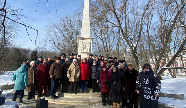 Состоялось торжественное возложение цветов к Стеле «Вечная слава защитникам земли Российской» в Воронцовском парке