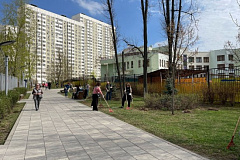 Сквер на улице Новаторов привели в порядок жители во время субботника